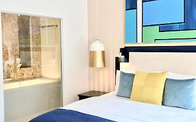Luxury Apartments Mondrian Market Square III